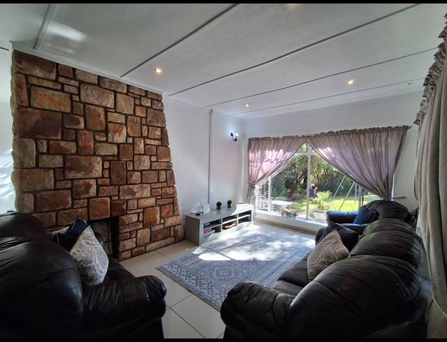 4 BEDROOM FREESTANDING FOR SALE IN FLAMWOOD